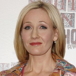 J.k. Rowling, posando