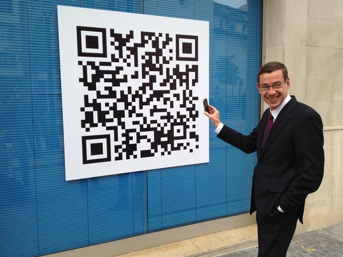 Antonio Clemente Presenta Un Código QR