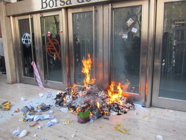 Hoguera Ante La Bolsa De Barcelona Durante La Huelga General 29M