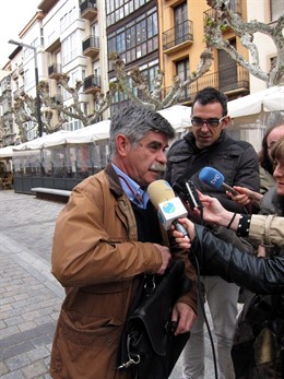 Angel Varea Atiende A Los Medios Antes De Entrar En El Juzgado