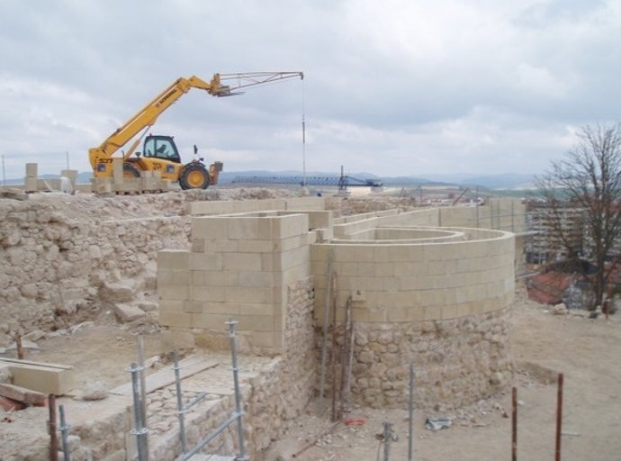 Maquinaria Trabajando En La Segunda Fase Del Castillo De Miranda.