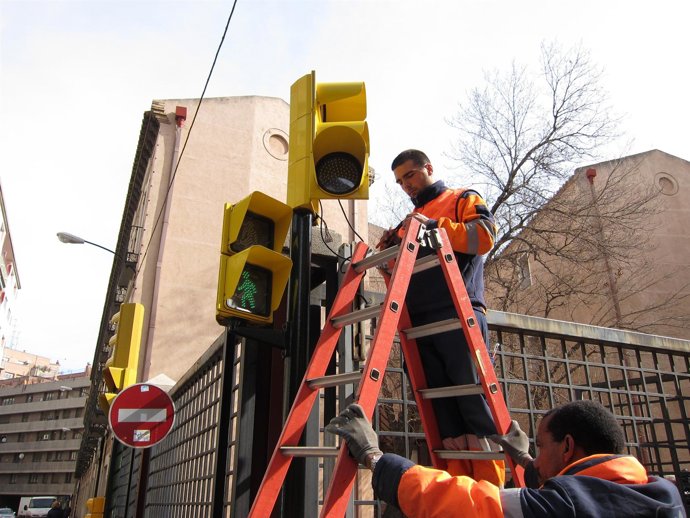 Operarios Municipales Arreglan Un Semáforo En Zaragoza