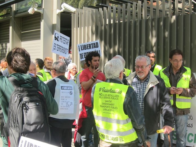 Los 'Iaioflautas' Ante La Conselleria De Interior