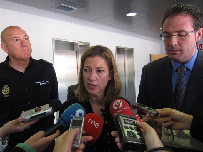 Sánchez De León Atiende A Los Medios En Castellón