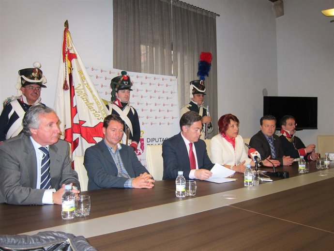 Victorina Alonso (Tercera Por La Drcha) Y Marcos Martínez (A Su Izqa) 