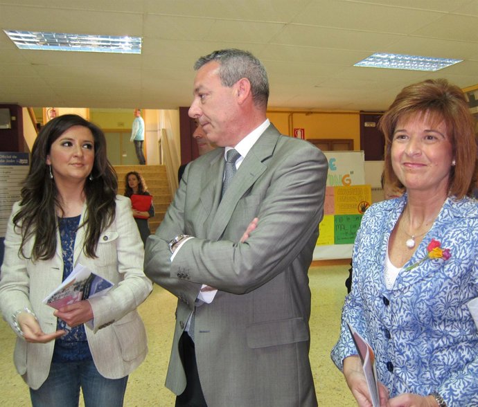 Álvarez De La Chica, Junto A Yolanda Caballero Y Angustias María Rodríguez.
