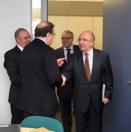 Juan Vicente Herrera Y Joaquín Almunia Se Saludan En Su Encuentro En Bruselas