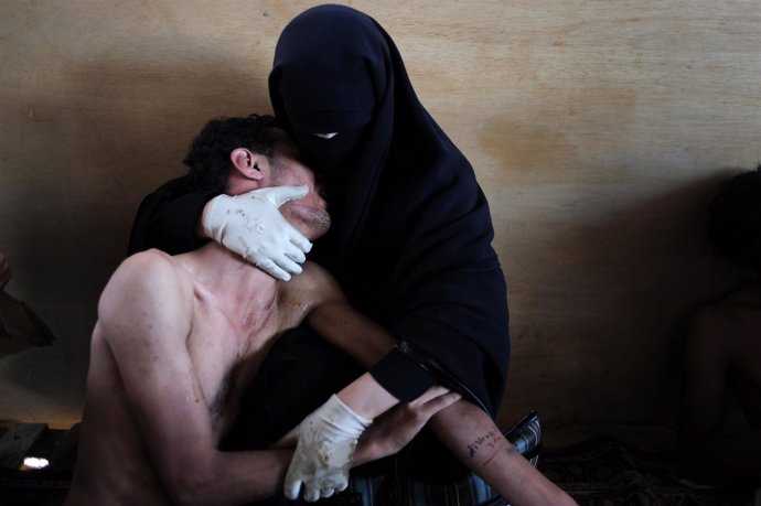 Mujer Yemení Sostiene A Su Hijo 