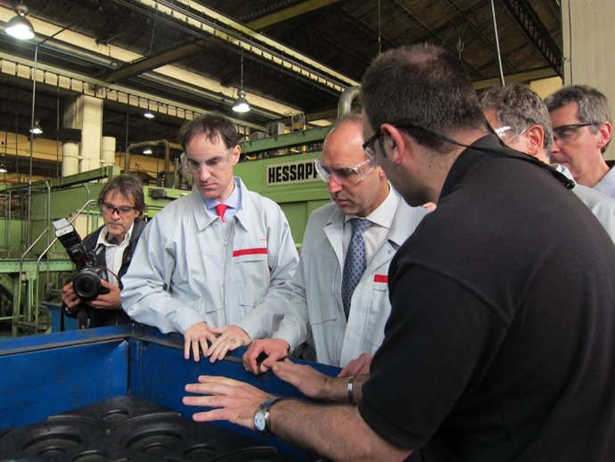 El Presidente De Cantabria, Ignacio Diego, Durante La Visita A Nissan