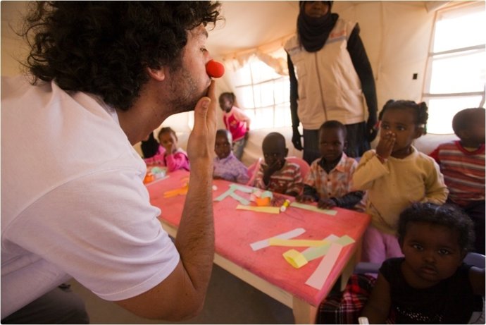 El Equipo De Artistas De PSF Se "Presenta" Ante Un Grupo De Niños