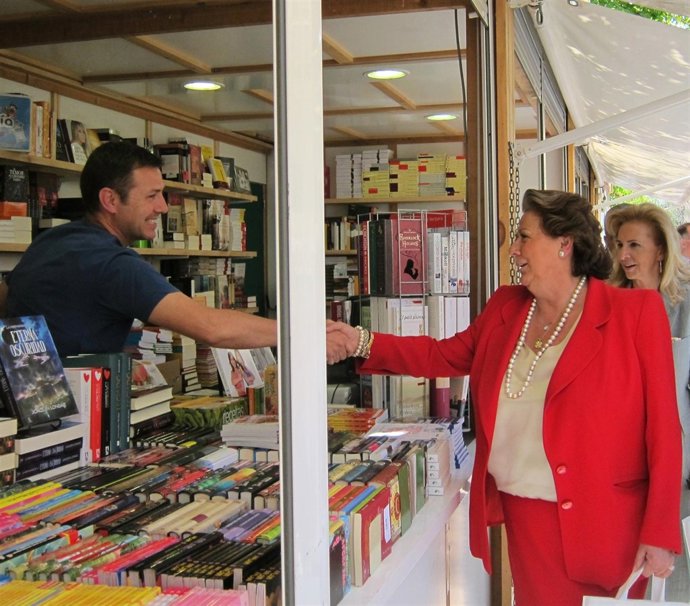 Rita Barberá Saluda A Uno De Lso Participantes En La Fira Del Llibre