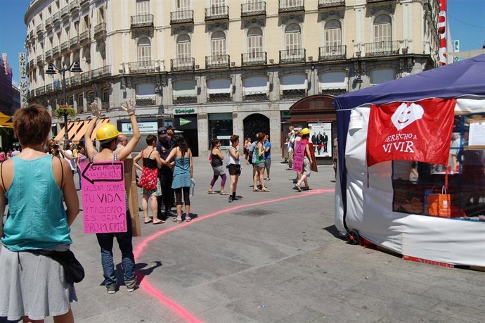 Protesta Del 15M Contra La Mesa Provida Instalada En La Puerta Del Sol