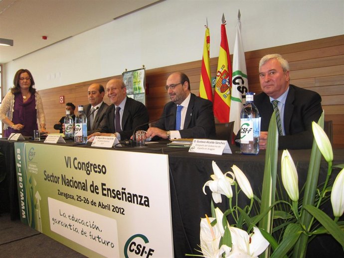 Wert Junto A Los Responsables De CSIF Y El Delegado Del Gobierno En Aragón