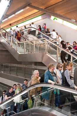 Usuarios Subiendo Por Las Escaleras Del Metro De Sevilla
