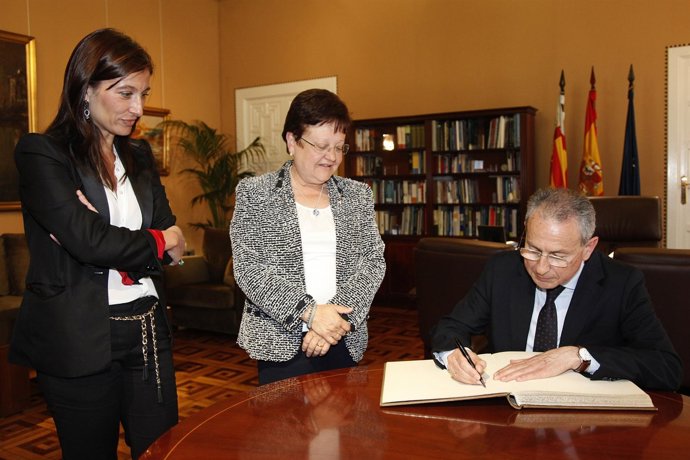 Luisa Pastor Y Mónica Lorente Junto A Miguel Ángel Ródenas