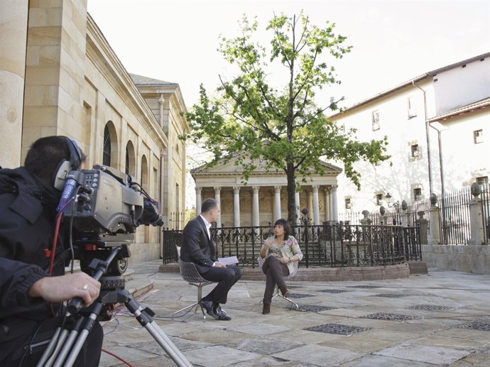Ana Madariaga, Entrevistada Ante La Casa De Juntas 