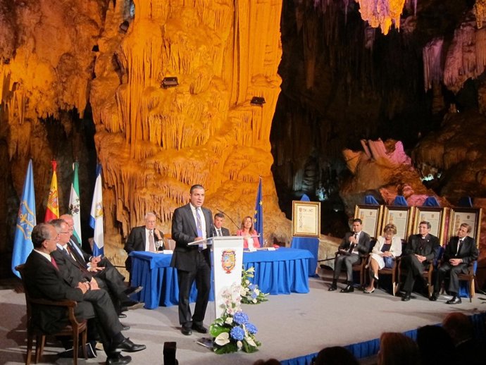 Bendodo Junto A Los Homenajeados Con La Medalla De Oro 2012