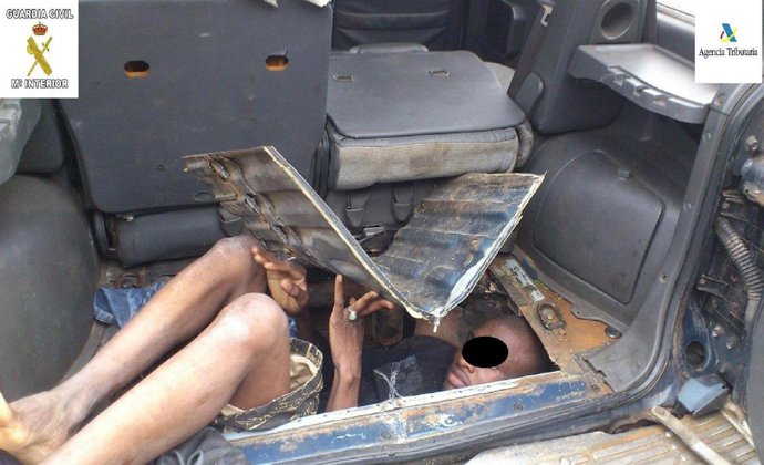 Inmigrante Escondido En El Vehículo