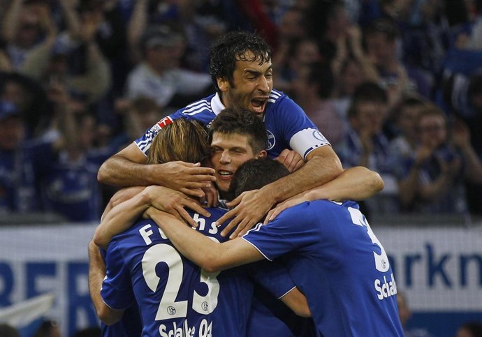 Raúl Celebrando Un Gol Del Schalke