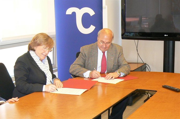 Alfons Conesa Y Anna Ripoll Durante La Firma Del Contrato Sobre La ECC