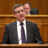 Marín pide al PSOE menos demagogia y más ayuda para elevar "las velas del barco universitario"