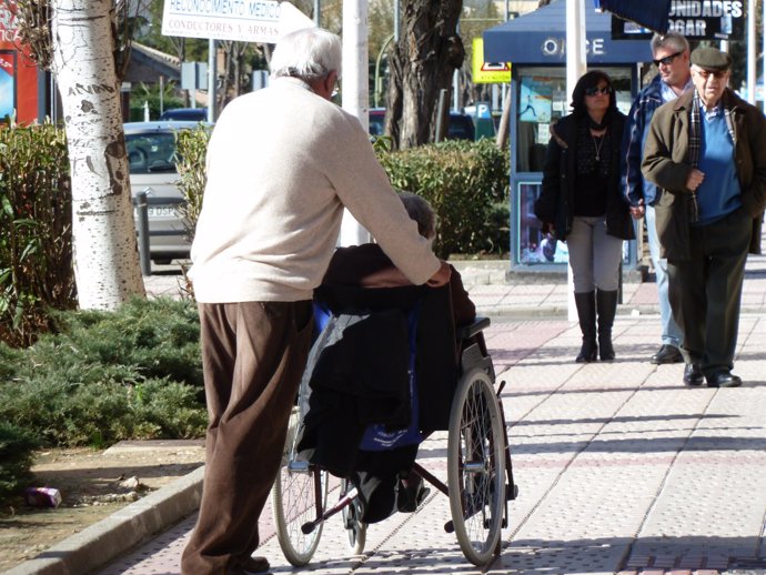 Anciano en silla de ruedas