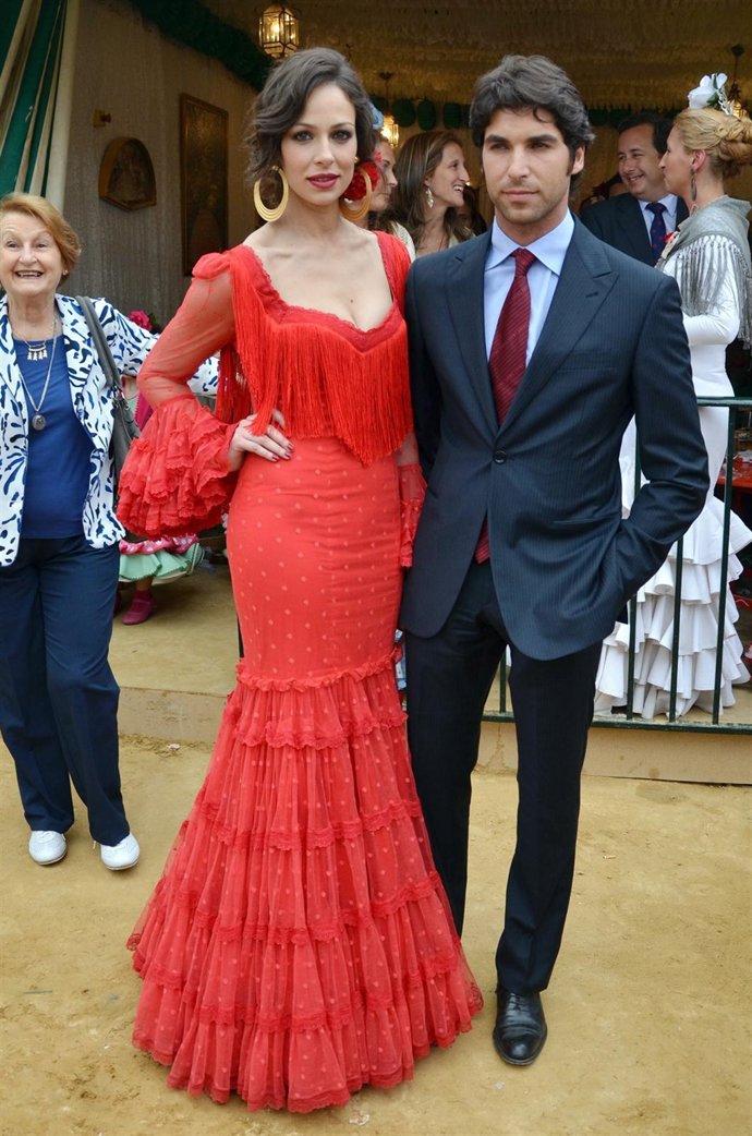 Posado De Eva González Y Cayetano Rivera Ordóñez En La Feria De Abril De Sevilla