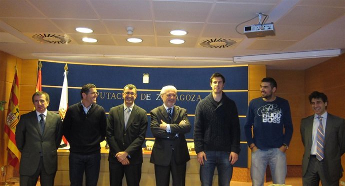 Larqué Junto A Los Responsables De Los Tres Clubes Y Deportistas