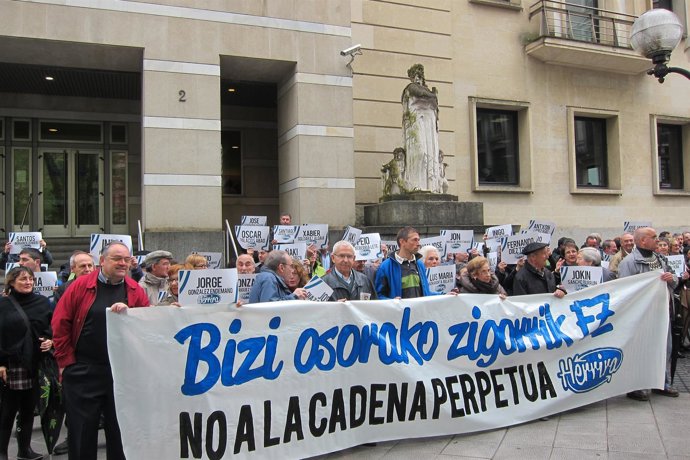 Concentración De Herrira Ante Los Juzgados De Bilbao