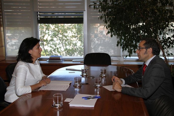 La Secretaria De Estado De Turismo Y El Consejero Juan Luis Sánchez De Muniáin.