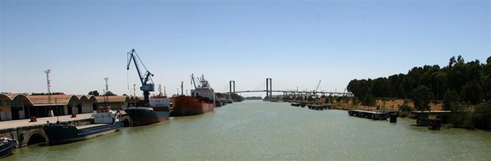 El río Guadalquivir a su paso por el Puerto de Sevilla