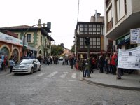 Afectados por las preferentes piden al delegado del Gobierno que les deje ejercer su derecho a manifestarse