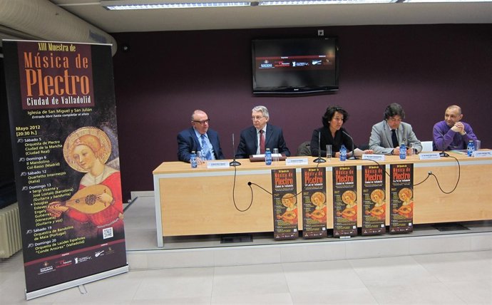 De La Mano (Segundo Por La Izq) Y Cantalapiedra (Centro) Presentan La Muestra