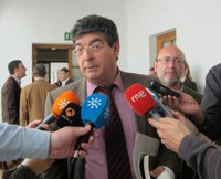 Valderas ve "solvente" la negociación y recuerda que es a Griñán a quien compete trazar la estructura del Gobierno