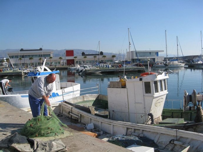 Un Pescador En El Puerto De Roquetas De Mar