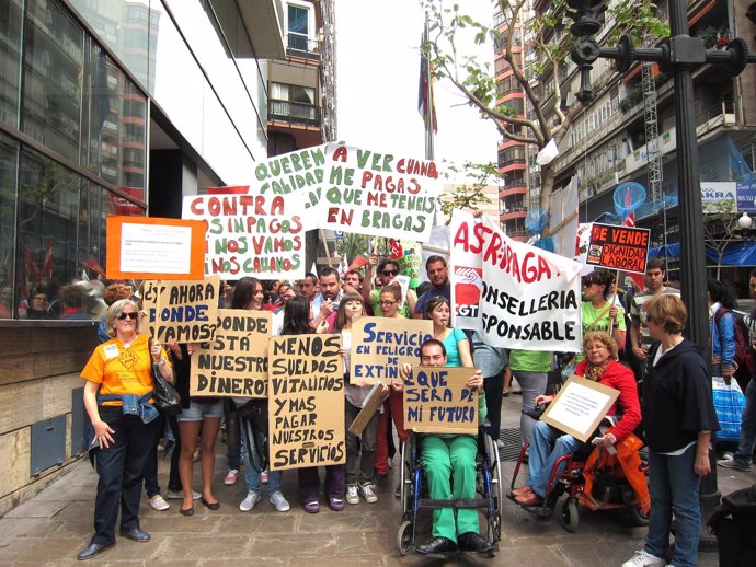 Protesta Contra Impagos Del Consell A Asociaciones De Menores Y Discapacitados