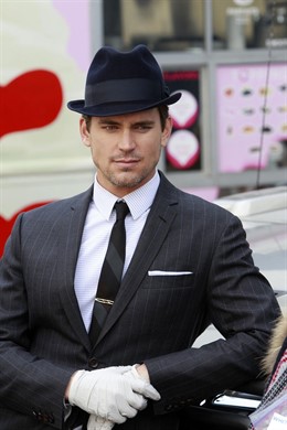 Matt Bomer Con Traje, Guantes Y Sombrero 
