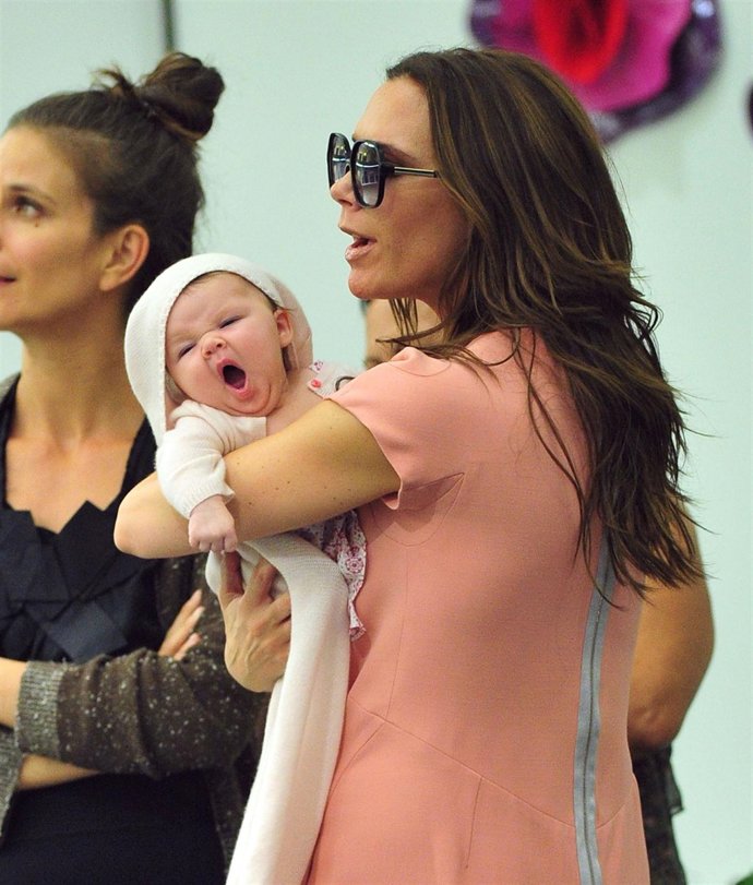 Victoria Beckham Con Su Pequeña Harper Seven En Brazos