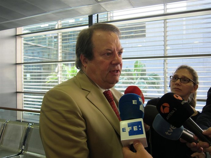 El Abogado Del Obispado De Almería, Luis Docavo, Atiende A Los Medios