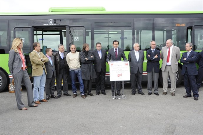 El Consejero De Transportes E Infraestructuras Enla Presentación De Autobuses