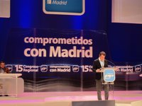 González presenta a Aguirre como "líder indiscutible" de un PP donde no caben "conjunciones planetarias"
