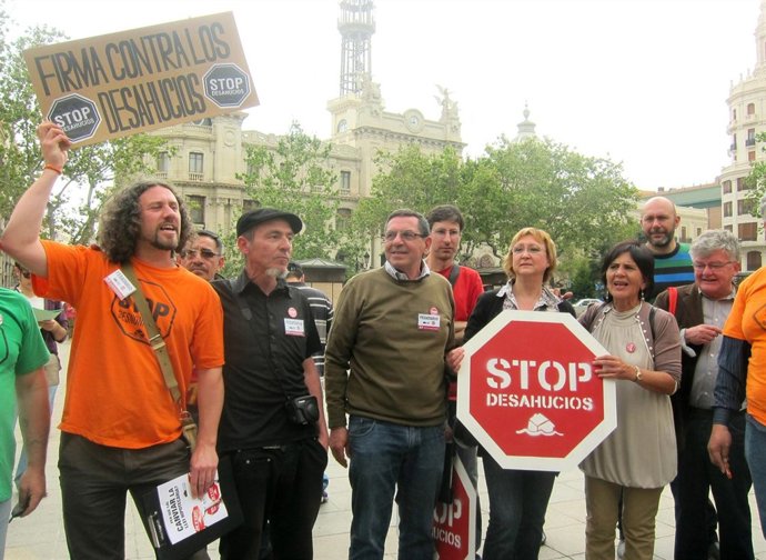 Miembros De La Plataforma De Afectados Por La Hipoteca En Valencia