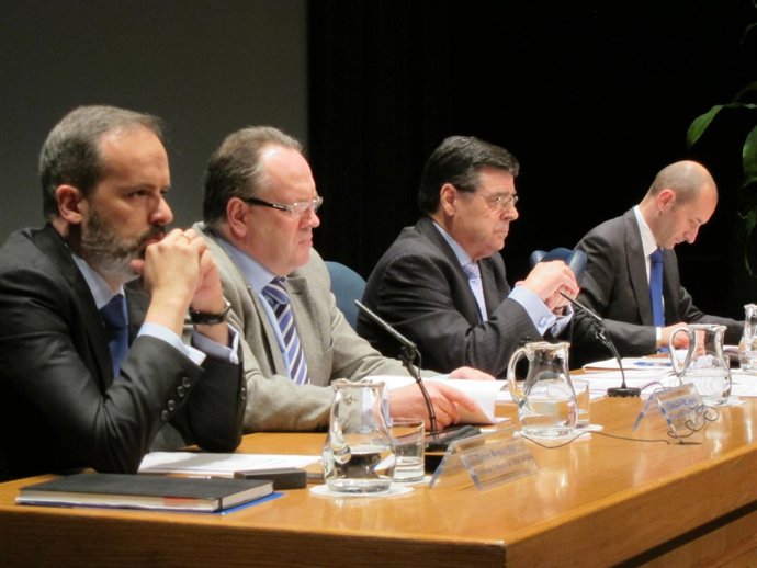 Enrique Ambrosio En La Asamblea De Caja Cantabria 