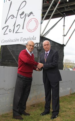Luciano Alonso Y Carmelo Ezpeleta Junto Al Cartel De La Pepa 2012