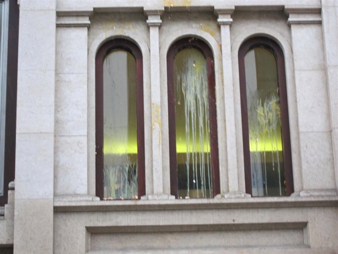 Afectados Por Las Preferentes Lanzan Huevos En La Asamblea De Caja Cantabria 