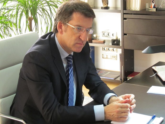 Feijóo En Su Despacho Durante La Entrevista