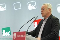 Cayo Lara dice que el Gobierno utiliza la crisis como excusa para convertir la sanidad y la educación "en negocios"