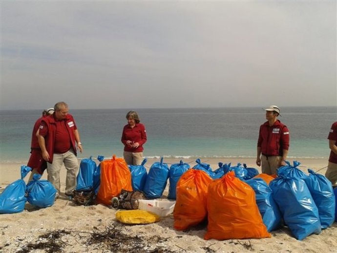 Imagen De Los Trabajadores Recogiendo Basura En La Illa Vionta, En Ribeira
