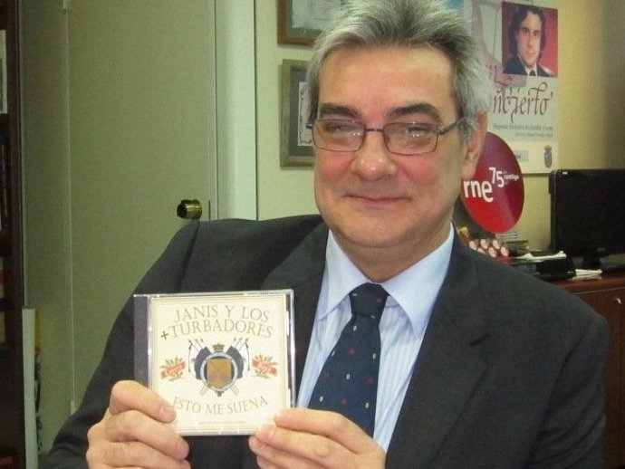 El Político Del PP Eduardo Van Den Eynde, Con El Nuevo Disco De Su Banda De Rock