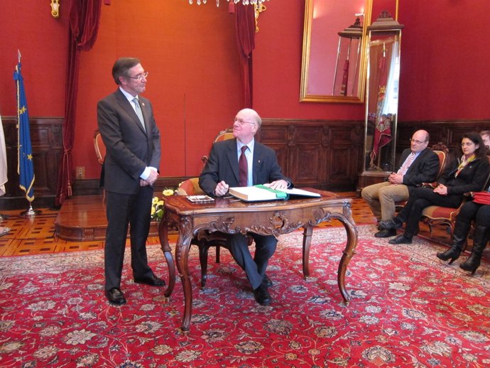 El Presidente Del Parlamento Alemán Firma El Libro De Oro De La Santiago